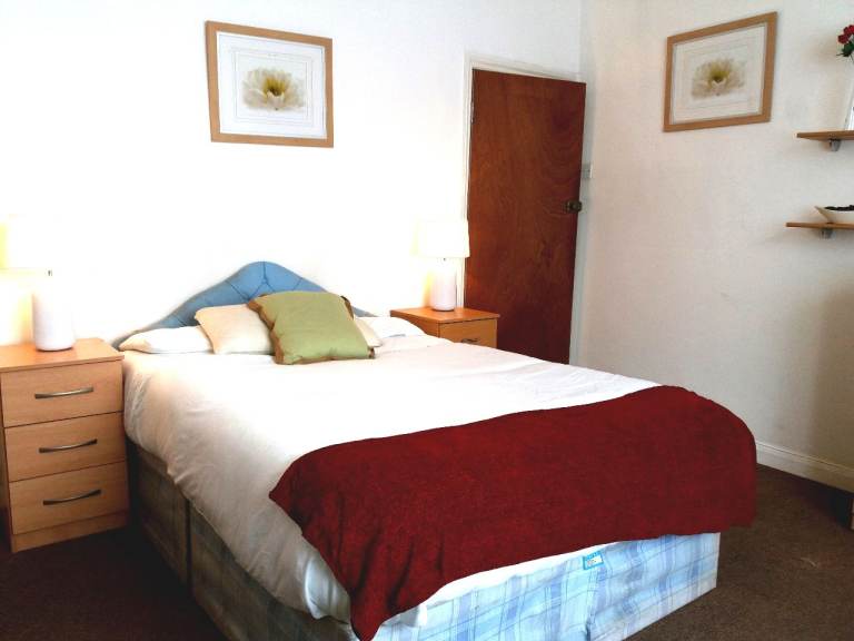 🏡 LARGE DOUBLE BEDROOM TO RENT – HIGH WYCOMBE TOWN CENTRE (HP11)