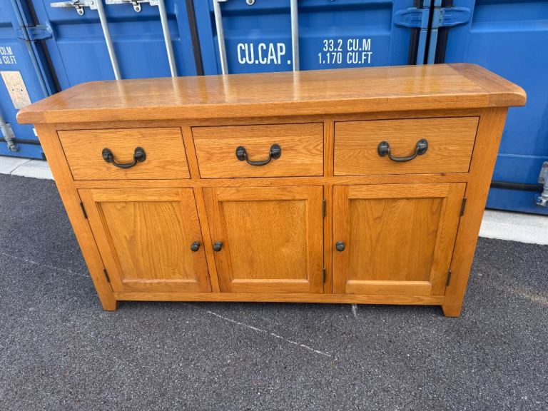 Solid oak sideboard in Excellent condition possible Delivery 