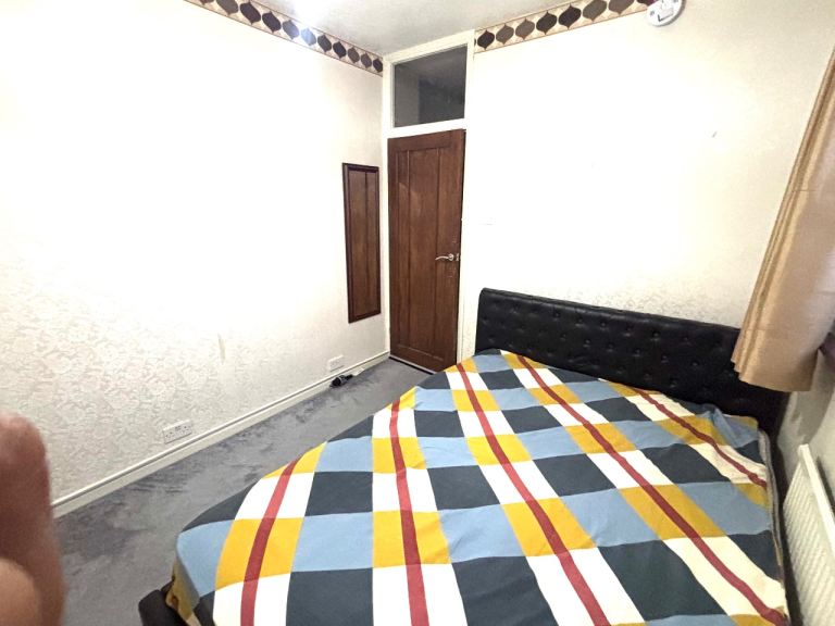 Nice double room with private driveway available for couples or single professionals 