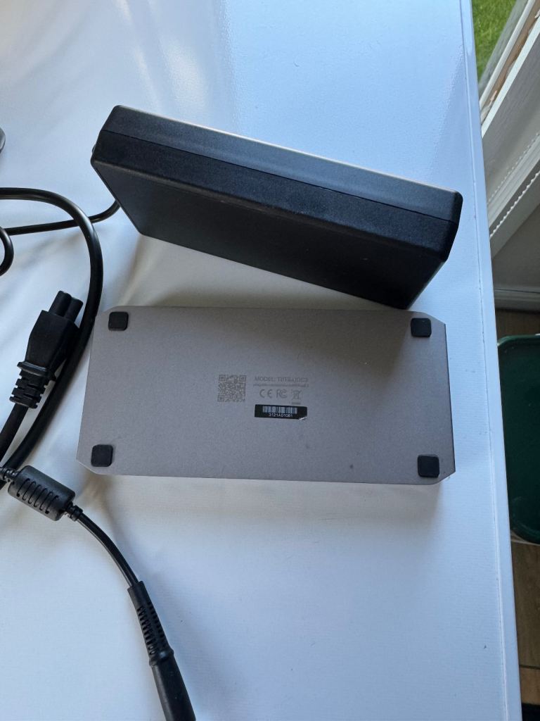 Plugable thunderbolt docking station 