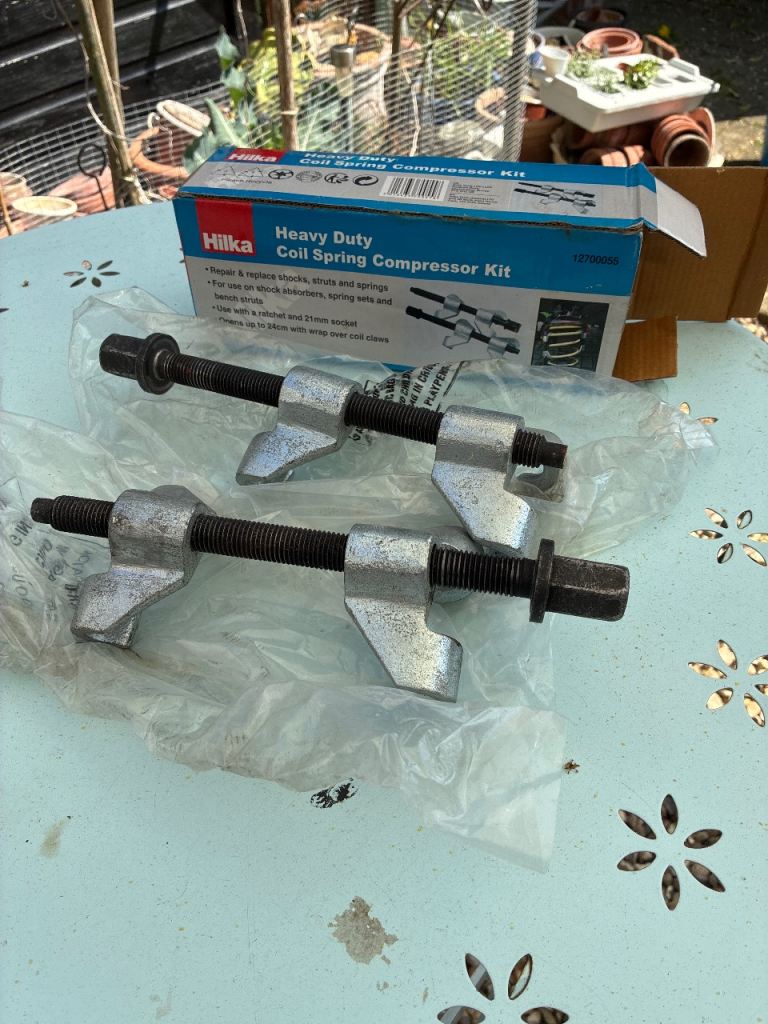 Coil spring compressor 