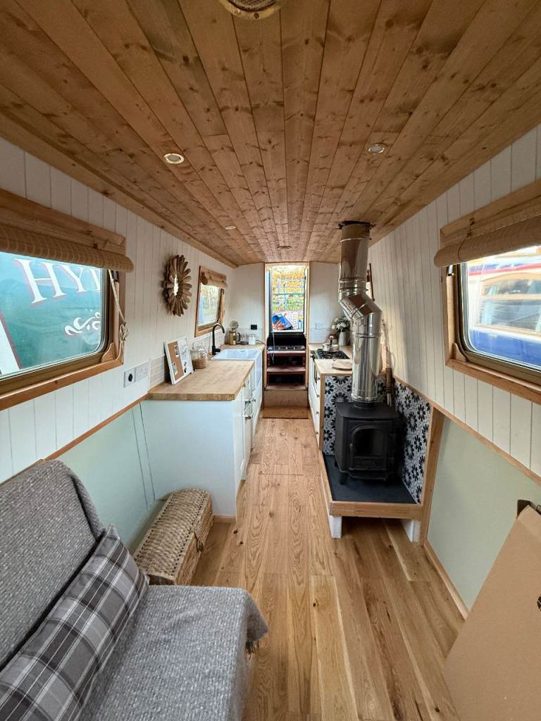 45ft Narrowboat – Fully Renovated – Modern Interior