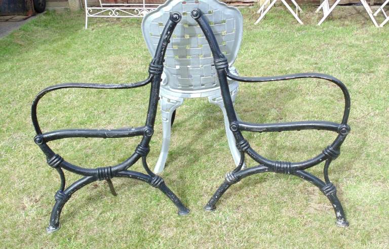 (#1380) vintage pair of garden cast iron bench ends (Pick up only, Dy4 area)