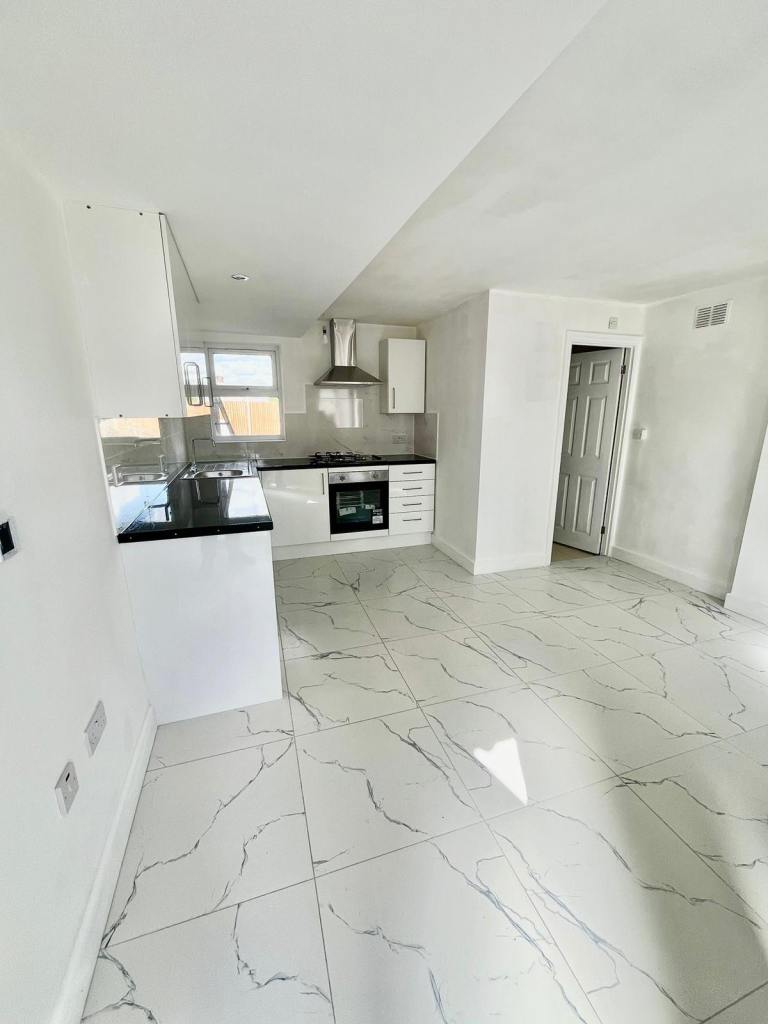 Studio Flat to rent £1150pcm with water and gas included IG6 1BT