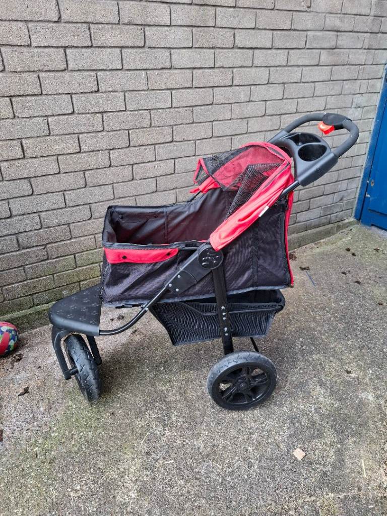Three wheel dog pram