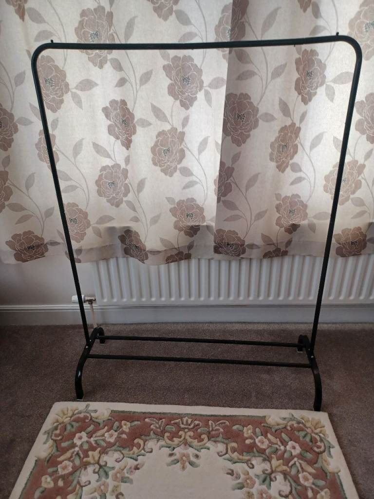 Single metal clothes rack