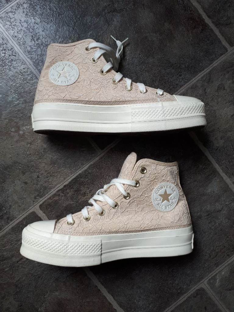 Ladies Converse Chuck Taylor All Star. Size 6. Never worn