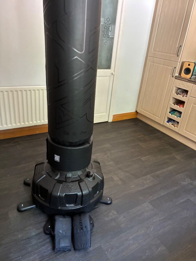 6Ft Free Standing Punch Bag – Black, Good Condition New