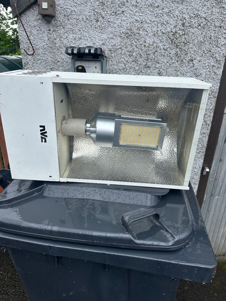 Good quality NVC floodlight,   Garage / Shed LED Bay 