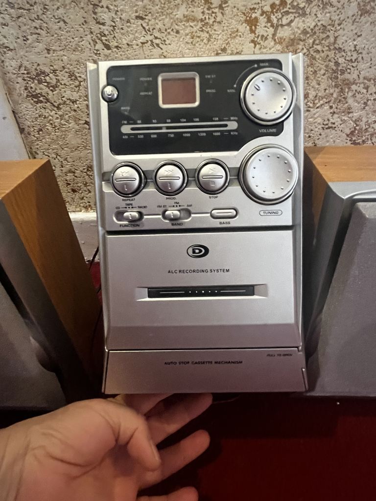 DURABRAND AM/FM CD Cassette and RADIO player
