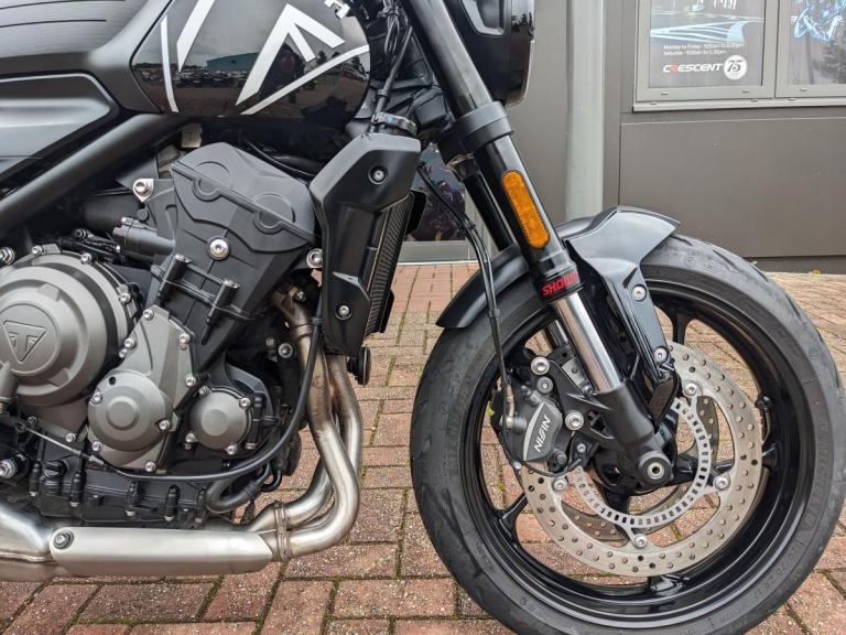 TRIUMPH TRIDENT 660 2024 - BLACK - HEATED GRIPS- 2 SERVICE STAMPS - QUICKSHIFTER