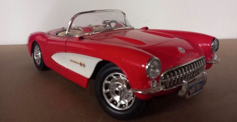 1:24 Burago Chevrolet Corvette (1957) Diecast Model Car Pristine Condition
