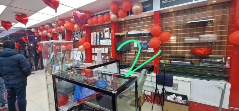 Commerical unit to let on high road markes as no 2 