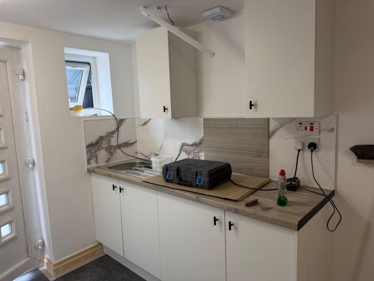 2 x MAIN ROAD SHOP/OFFICE/STORAGE TO LET 