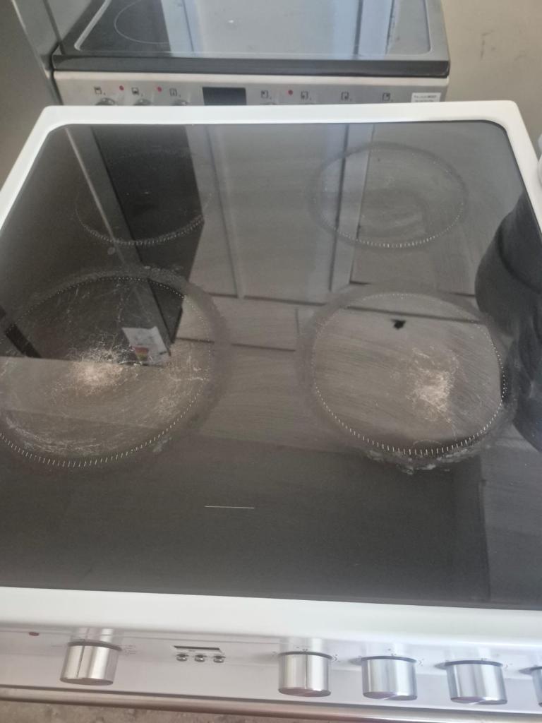 White Electric Freestanding Cooker with Ceramic Hob – Good Condition