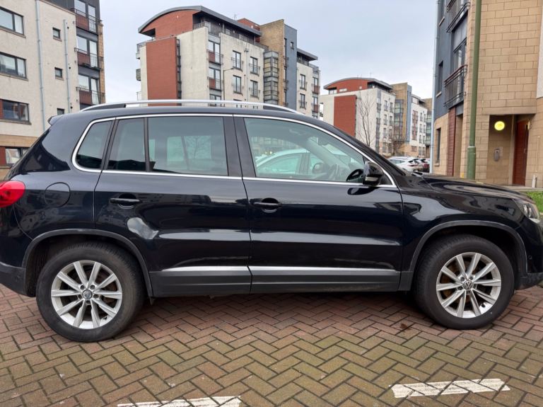 Volkswagen Tiguan blue TECH SE 4MOTION 2.0 TDI automatic auto 4x4 (unlike BMW X3 or Audi Q3)