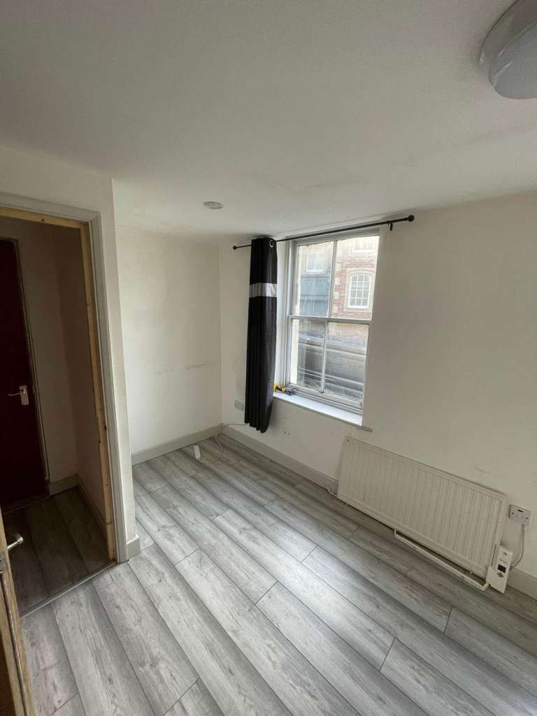 Flat in Market Place, Chalfont St Peters, Gerrards Cross SL99EA