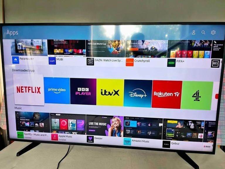32" SAMSUNG SMART FREEVIEW HD LED TV WITH ORIGINAL STAND & REMOTE CONTROL