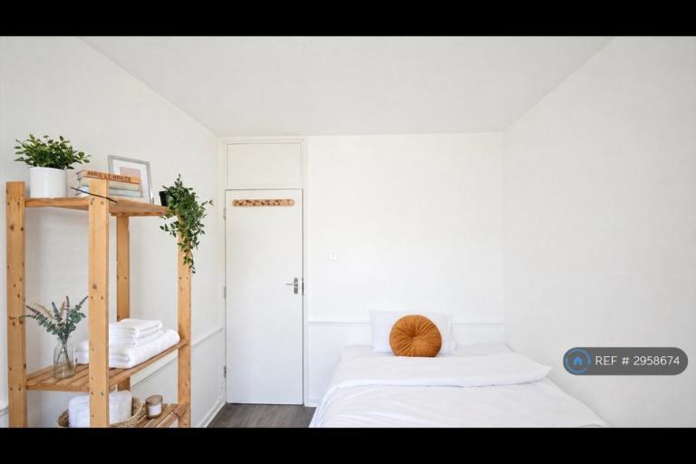 1 bedroom in Arrowsmith House, London, SE11 (#2958674)