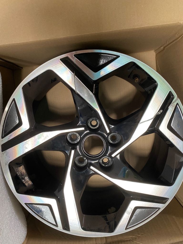 Genuine Kia 17inch Alloy Wheel (Cosmetic Damage)