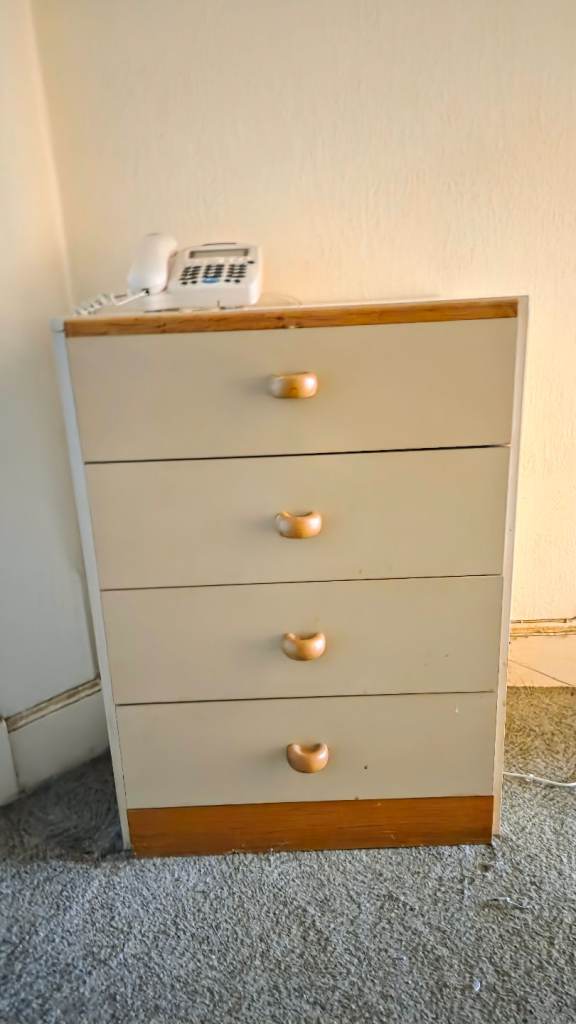 Bedroom / Bedside chest of drawers