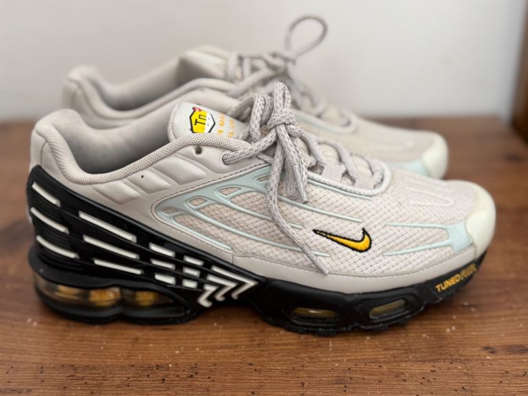 Boys Nike trainers 5 UK