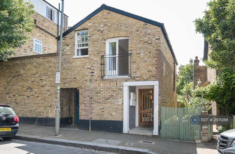 1 bedroom flat in St John's Hill, London, SW11 (1 bed) (#2971288)