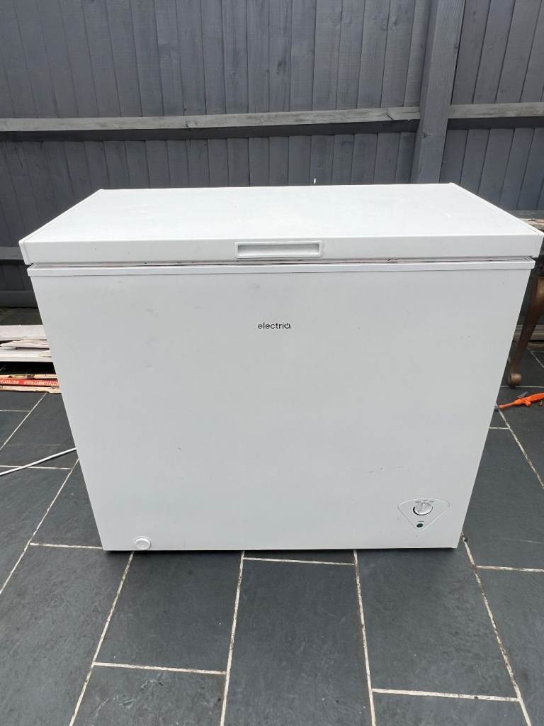 White Medium size chest freezer. 