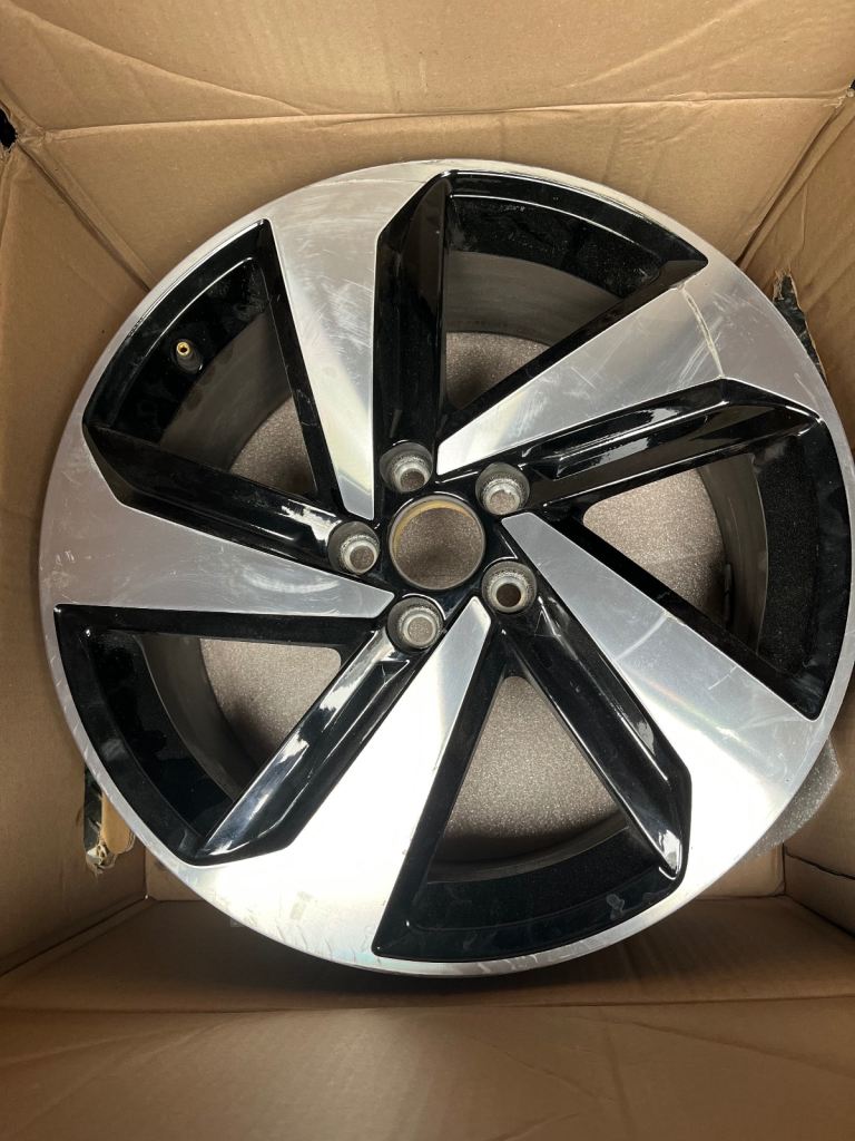 Genuine polo gti 17 inch alloy wheel