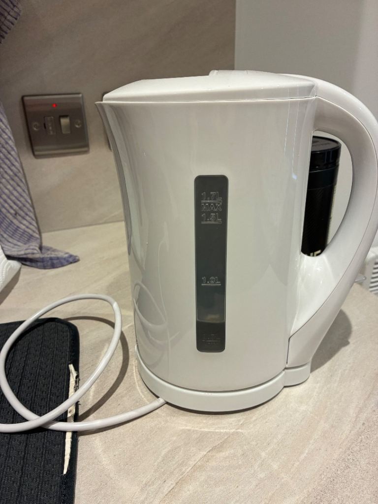 Essentials White Electric Kettle – Good Condition
