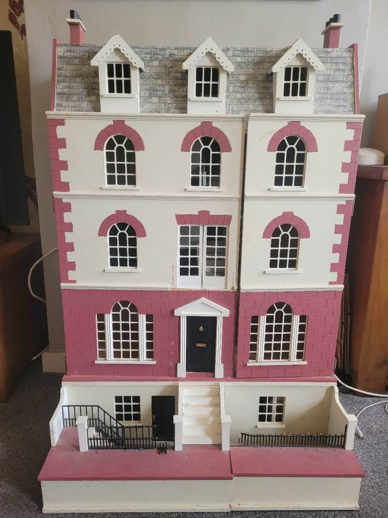 1:12 Scale Wooden Beeches Georgian-style Dolls House Inc basement. Unfinished