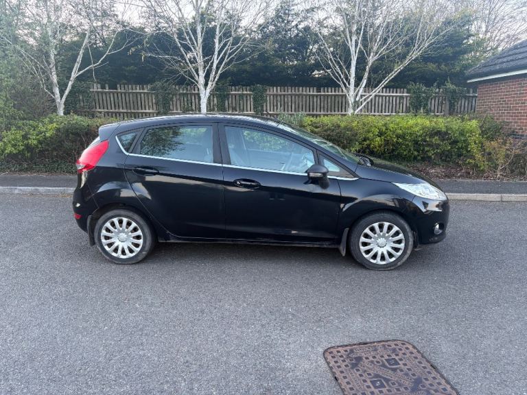 2009 09 plate Ford Fiesta 1.3 zetec 5 door hatchback black £595