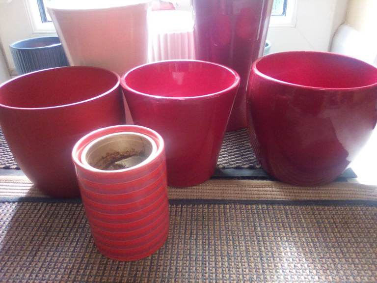 4 ceramic plant pots available 'til ad's deleted