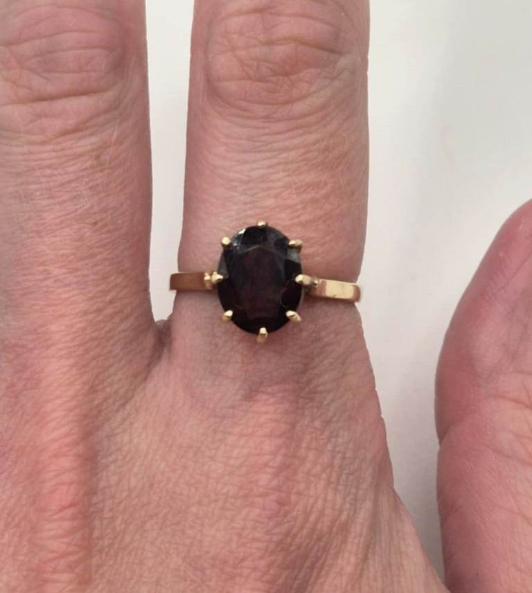 9ct gold & solitaire set garnet ring