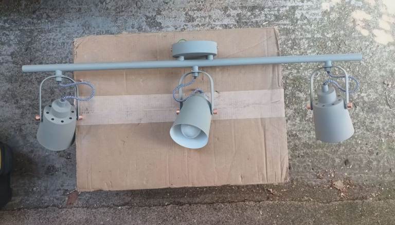 Made com bar 3 spot light fitting used