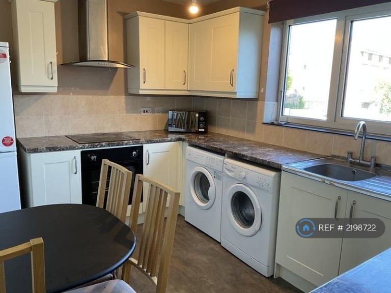 4 bedroom flat in Arnold Drive, Colchester, CO4 (4 bed) (#2198722)