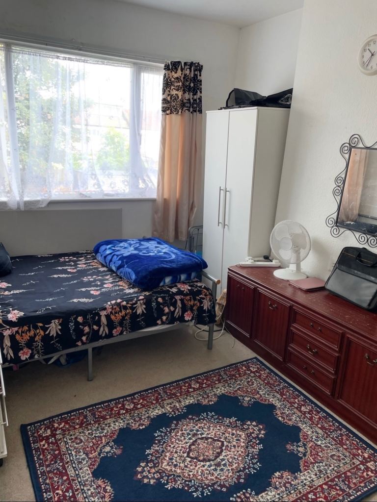 RENT EXTRA LARGE DOUBLE ROOM IN EAST HAM - AVAILABLE 