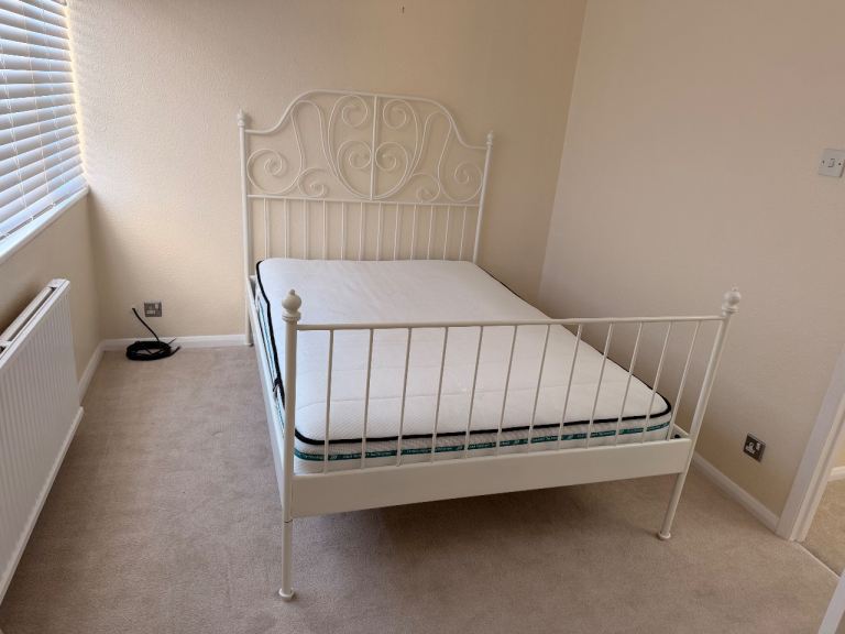Double bedroom to rent. Women preferred. 