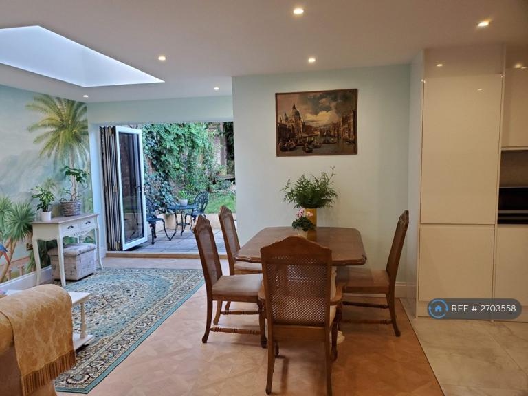 1 bedroom flat in Cromford Road, London, SW18 (1 bed) (#2703558)