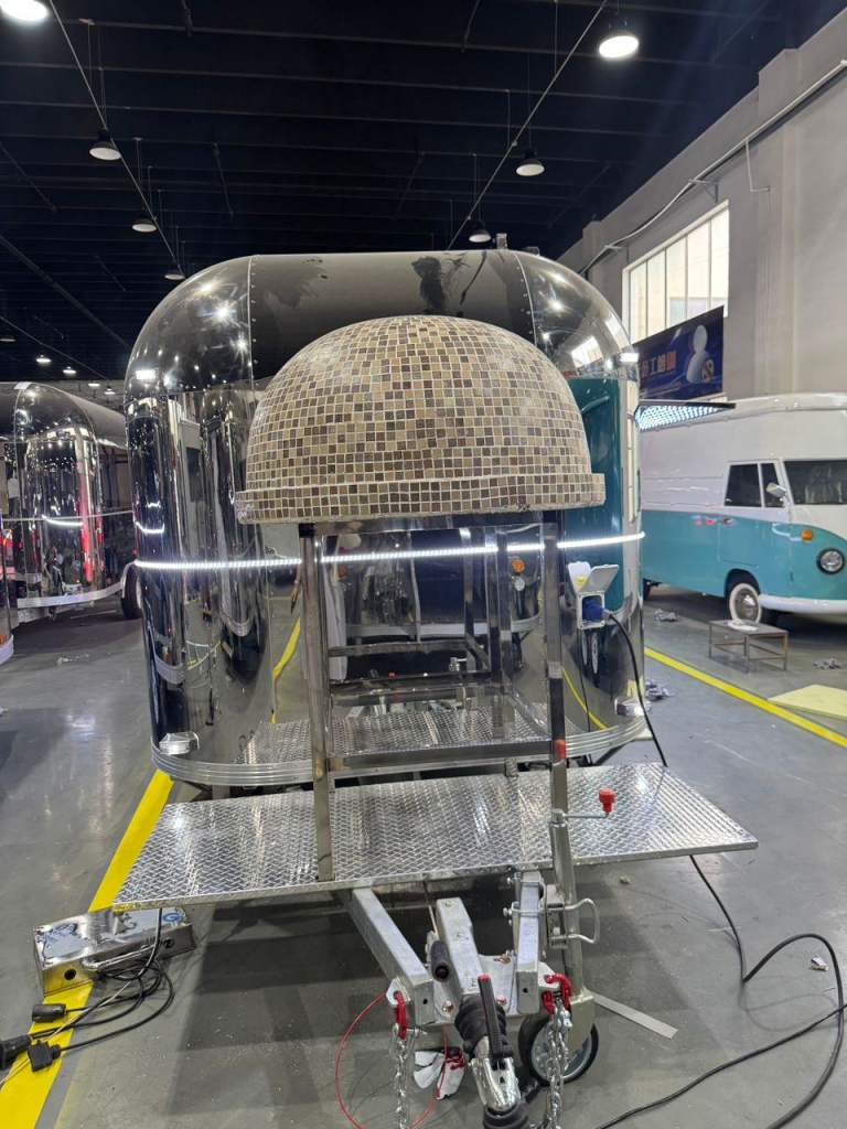 Brand- New -Premium Food Truck 7 m-Fully Equipped & Ready for any Cuisine