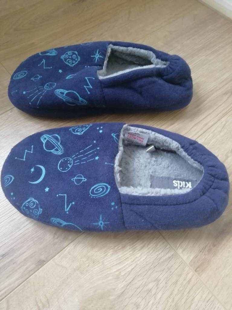 Boy's slippers - size 4/5