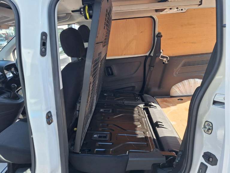 VAUXHALL COMBO 1.5 Turbo D 2300 Edition 5 seat crew combi van White Manual Diese