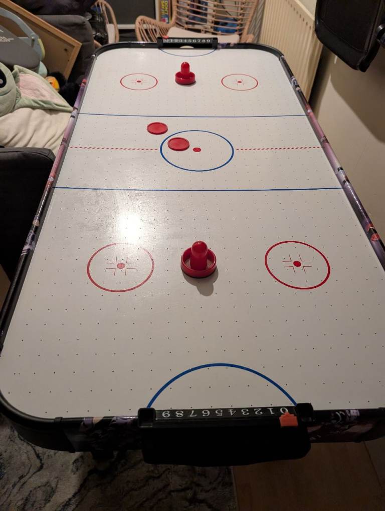 Air hockey table 