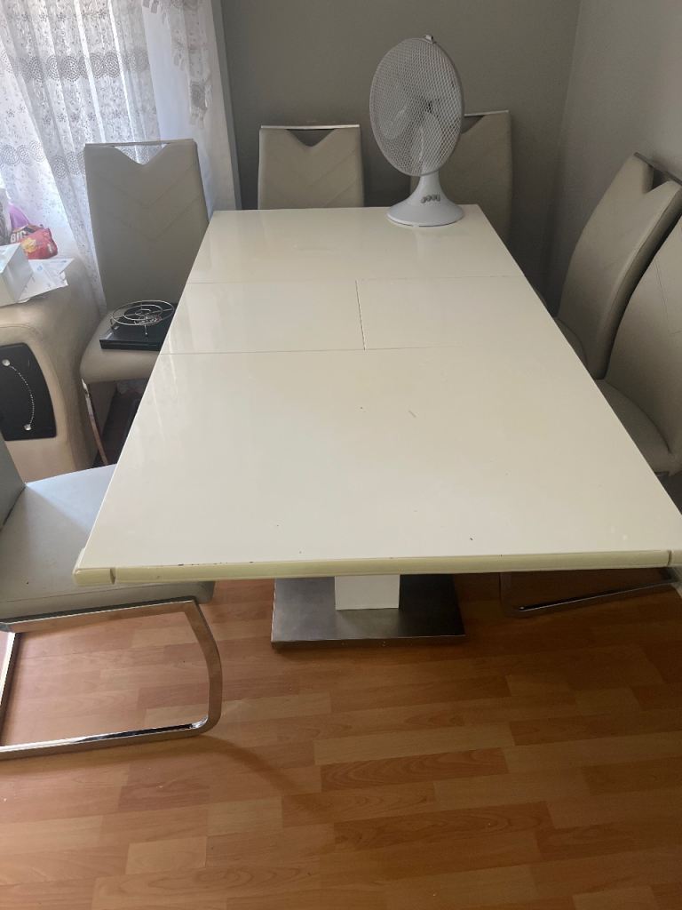 White extendable table with 6 chairs