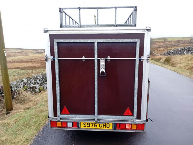 Saris box trailer need for nothing every thing works good spare wheel in the back 