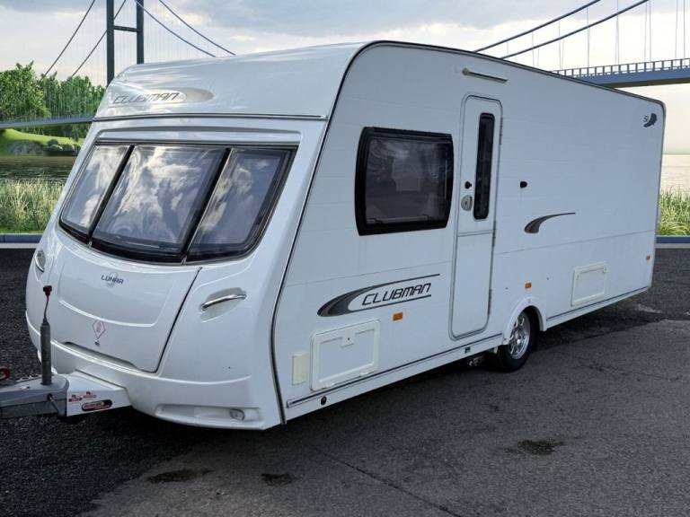 2011 LUNAR CLUBMAN SI 4 BERTH TOURING CARAVAN Lovely Condition - Fixed Traverse Bed, Motor Mover,...