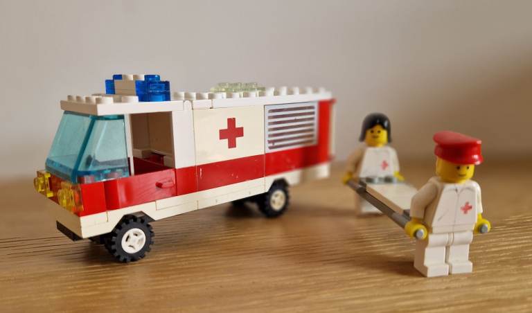 Vintage LEGO Ambulance 6680 with figures – Good condition
