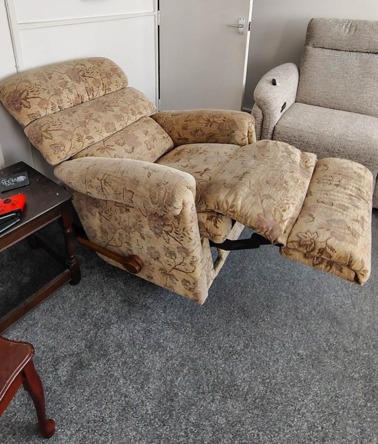 Single lazyboy recliner chair 