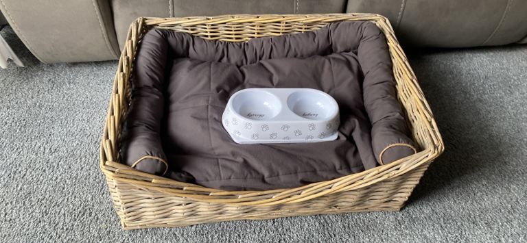 Dog basket antique wash grey willow/padded inner/bowl