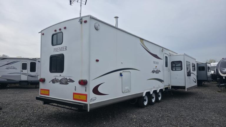 HYLINE PREMIER 36FT 2 BEDROOM NEED LITTLE TLC 2011 TO CLEAR £10999